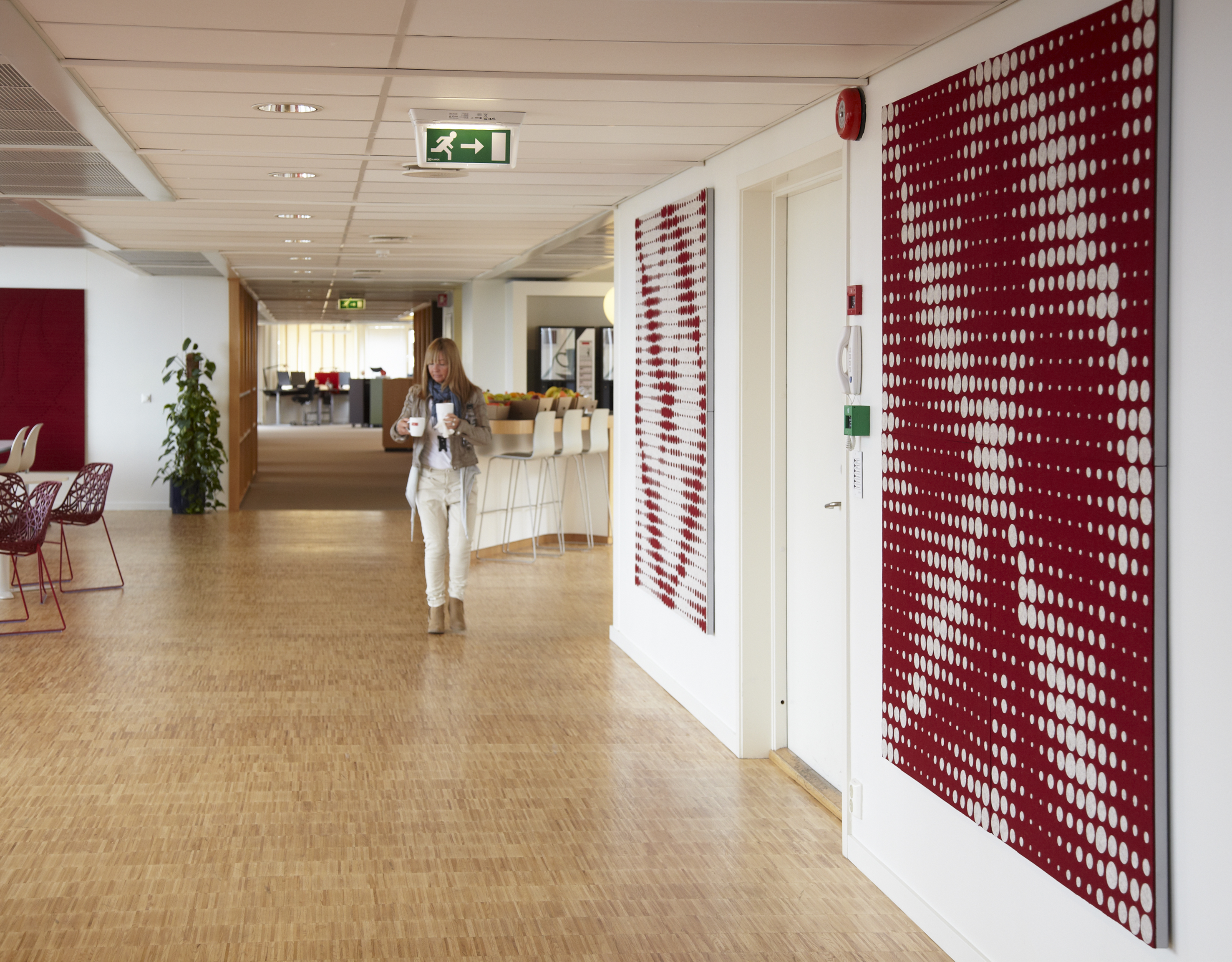 akustikmoduler i rød og hvid filt hos Tryg Oslo (1)